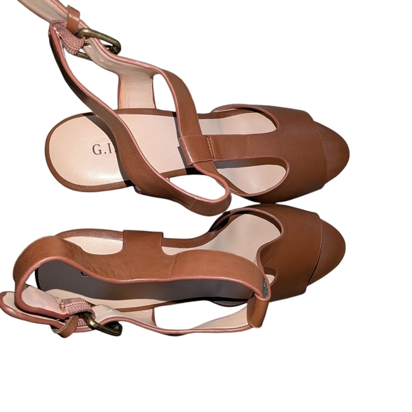 G.I.L.I. Women's Tan Leather Sandals - Picture 2 of 4